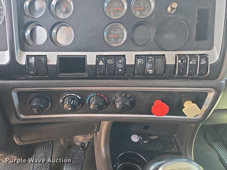 image for item EF1853 2012 Kenworth T660 semi truck