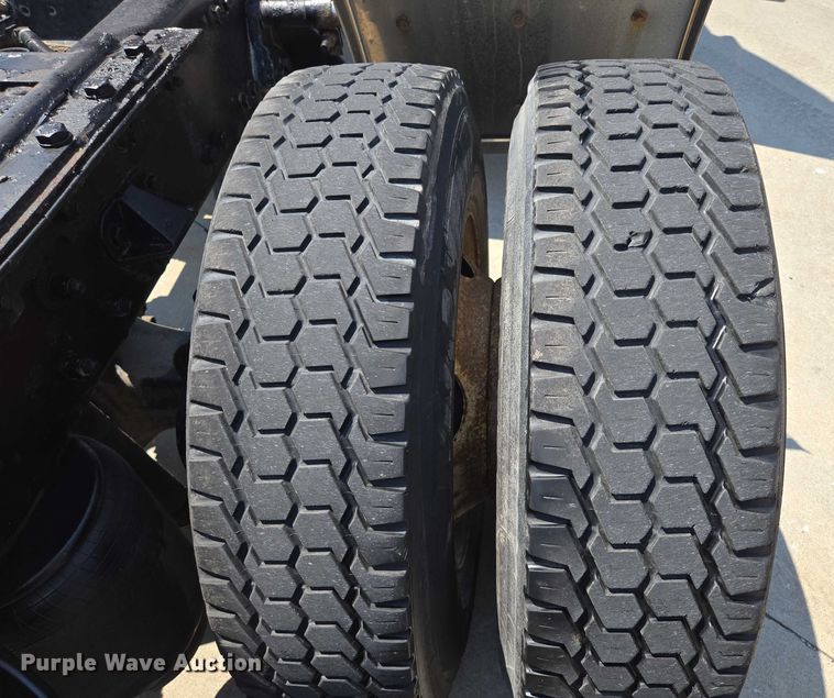 image for item EF1853 2012 Kenworth T660 semi truck