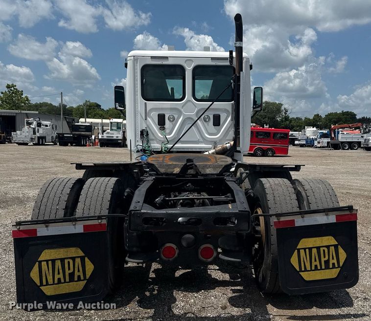 image for item EG5998 2015 Freightliner Cascadia semi truck