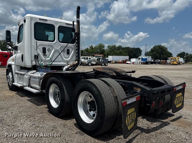 image for item EG5998 2015 Freightliner Cascadia semi truck