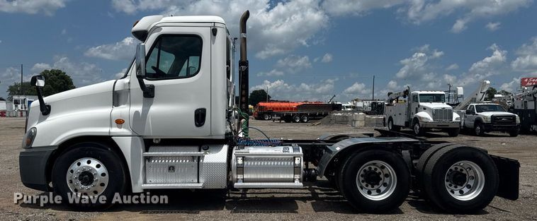 image for item EG5998 2015 Freightliner Cascadia semi truck