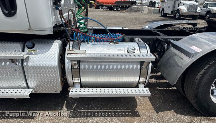 image for item EG5998 2015 Freightliner Cascadia semi truck