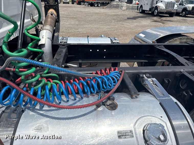 image for item EG5998 2015 Freightliner Cascadia semi truck