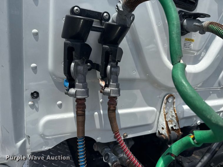 image for item EG5998 2015 Freightliner Cascadia semi truck