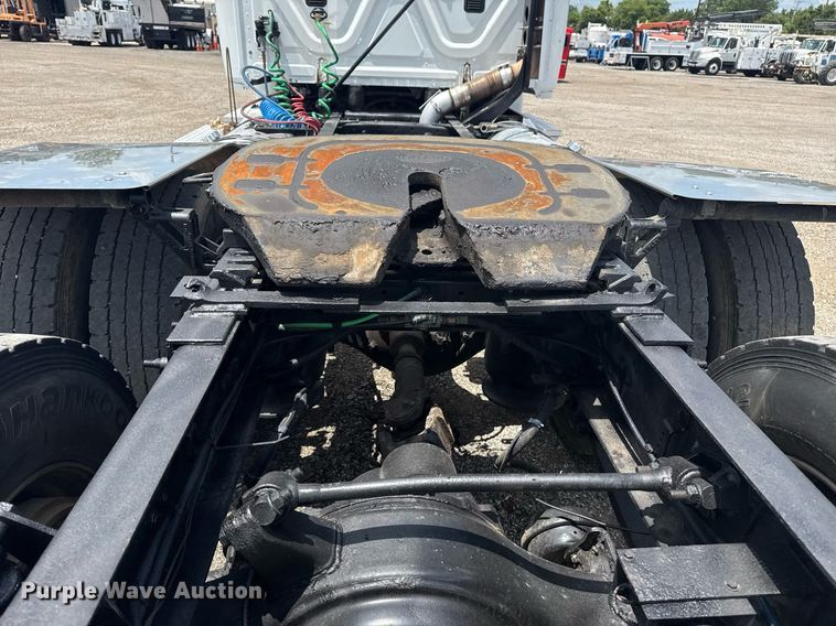 image for item EG5998 2015 Freightliner Cascadia semi truck