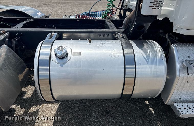 image for item EG5998 2015 Freightliner Cascadia semi truck