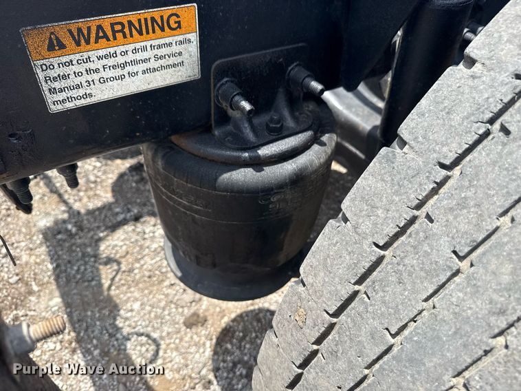 image for item EG5998 2015 Freightliner Cascadia semi truck