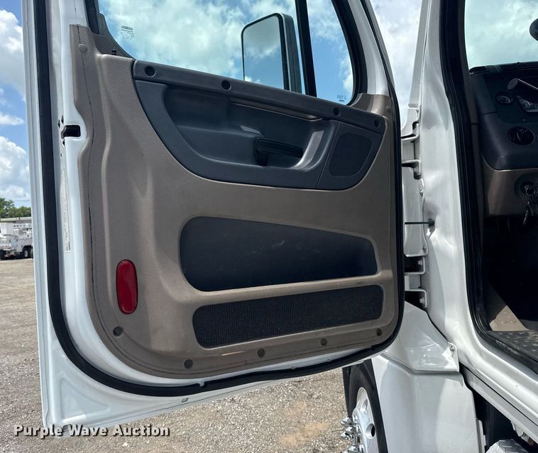 image for item EG5998 2015 Freightliner Cascadia semi truck