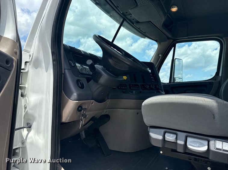 image for item EG5998 2015 Freightliner Cascadia semi truck