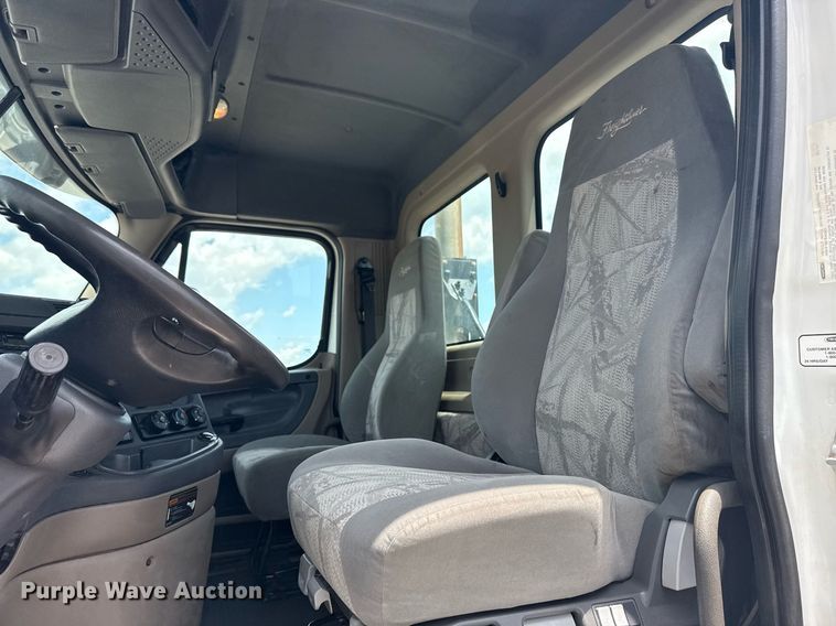 image for item EG5998 2015 Freightliner Cascadia semi truck