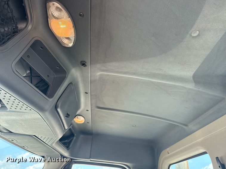 image for item EG5998 2015 Freightliner Cascadia semi truck