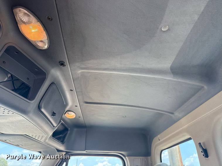 image for item EG5998 2015 Freightliner Cascadia semi truck