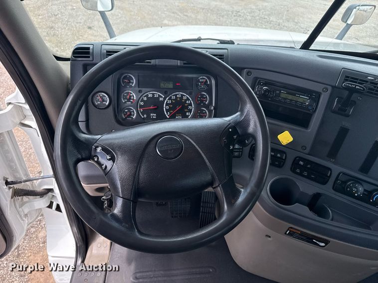 image for item EG5998 2015 Freightliner Cascadia semi truck