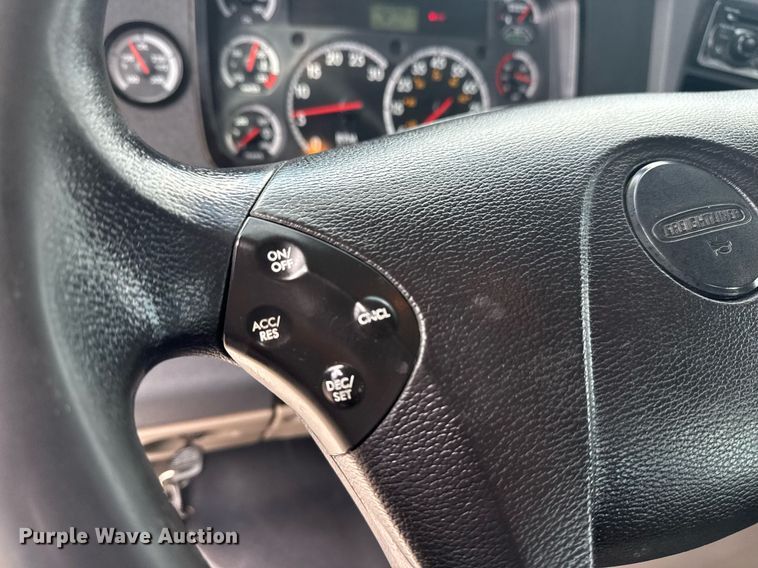 image for item EG5998 2015 Freightliner Cascadia semi truck