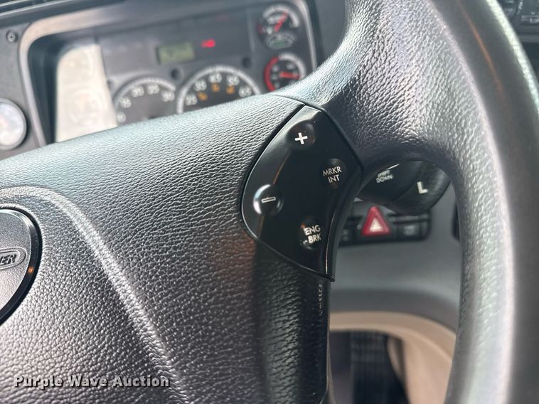 image for item EG5998 2015 Freightliner Cascadia semi truck