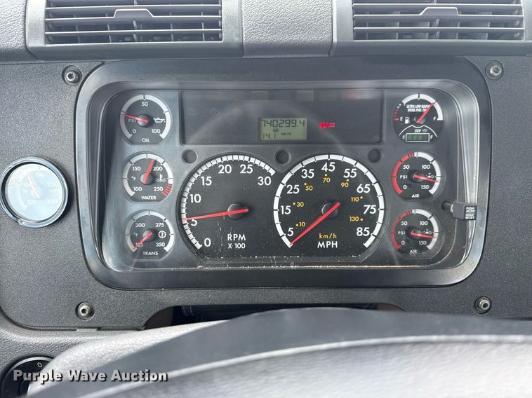 image for item EG5998 2015 Freightliner Cascadia semi truck