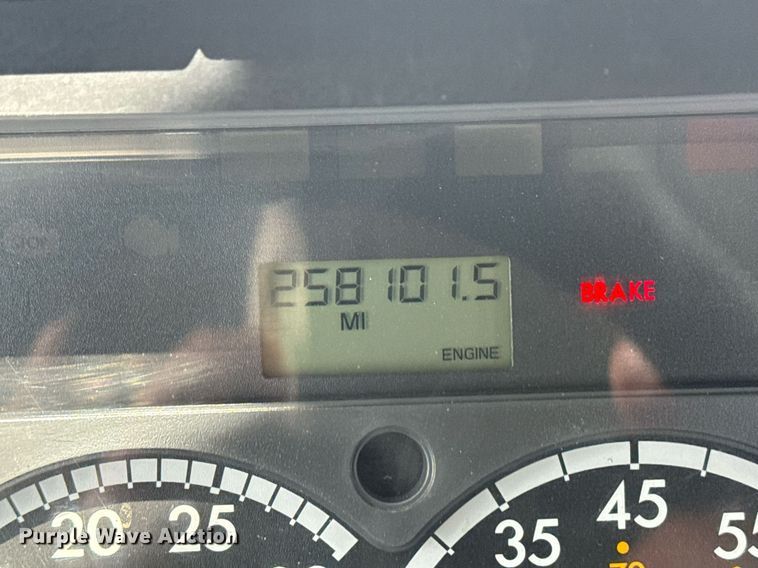 image for item EG5998 2015 Freightliner Cascadia semi truck