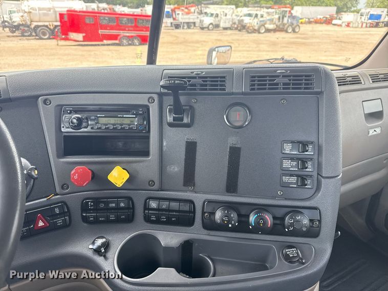 image for item EG5998 2015 Freightliner Cascadia semi truck