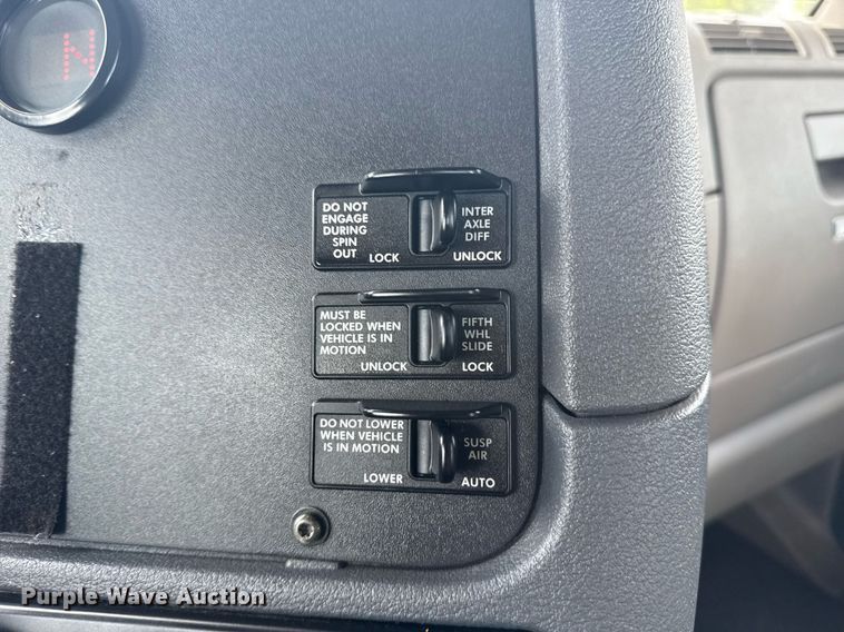 image for item EG5998 2015 Freightliner Cascadia semi truck