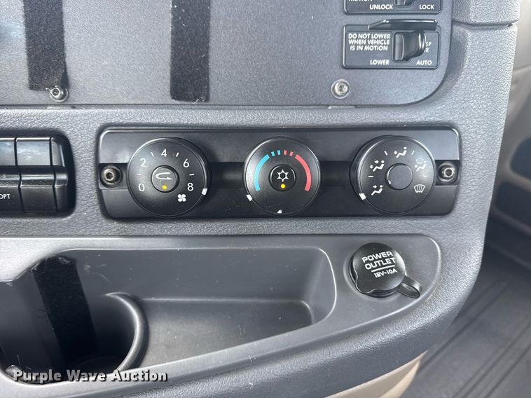 image for item EG5998 2015 Freightliner Cascadia semi truck