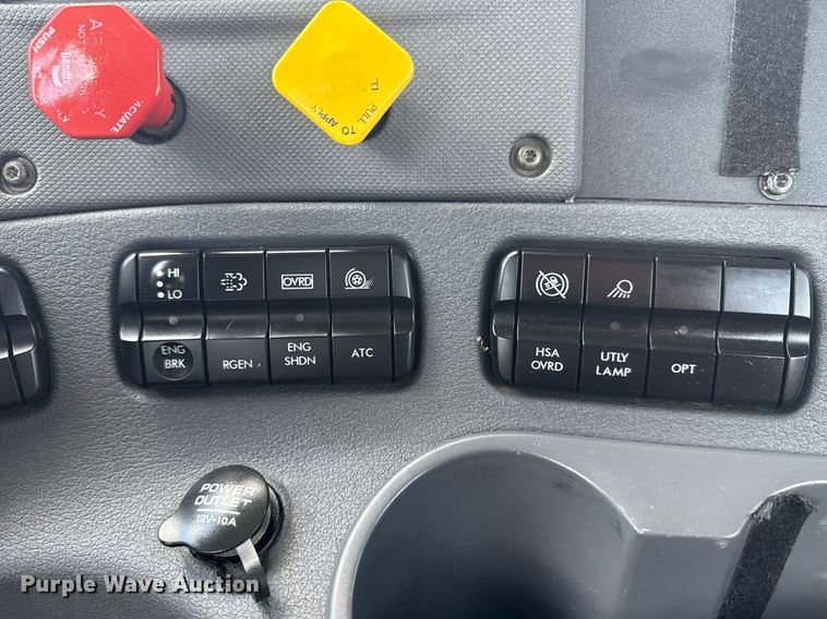 image for item EG5998 2015 Freightliner Cascadia semi truck