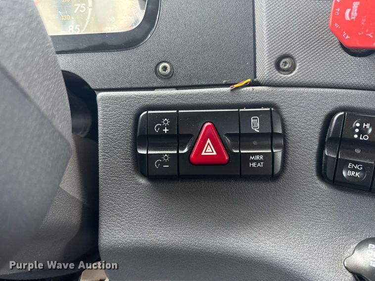 image for item EG5998 2015 Freightliner Cascadia semi truck