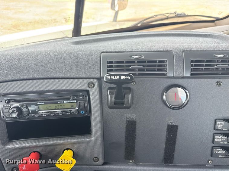 image for item EG5998 2015 Freightliner Cascadia semi truck