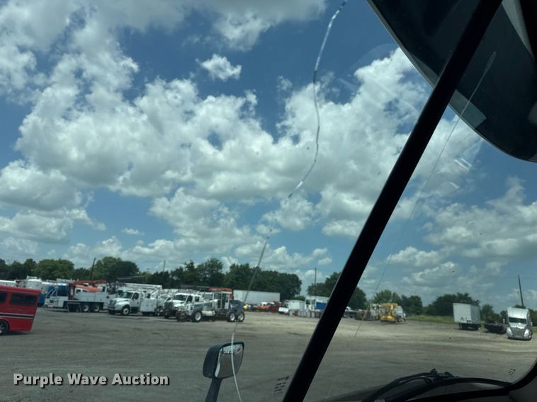 image for item EG5998 2015 Freightliner Cascadia semi truck