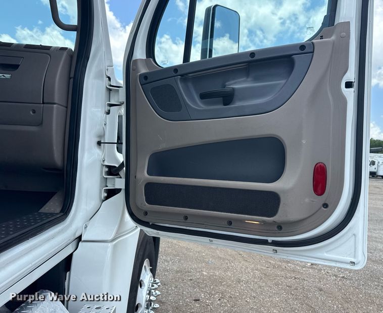 image for item EG5998 2015 Freightliner Cascadia semi truck