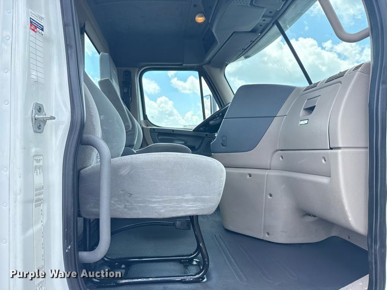 image for item EG5998 2015 Freightliner Cascadia semi truck