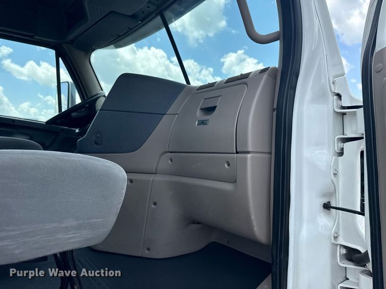 image for item EG5998 2015 Freightliner Cascadia semi truck