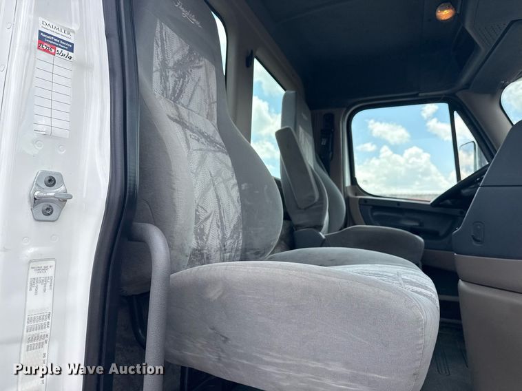 image for item EG5998 2015 Freightliner Cascadia semi truck