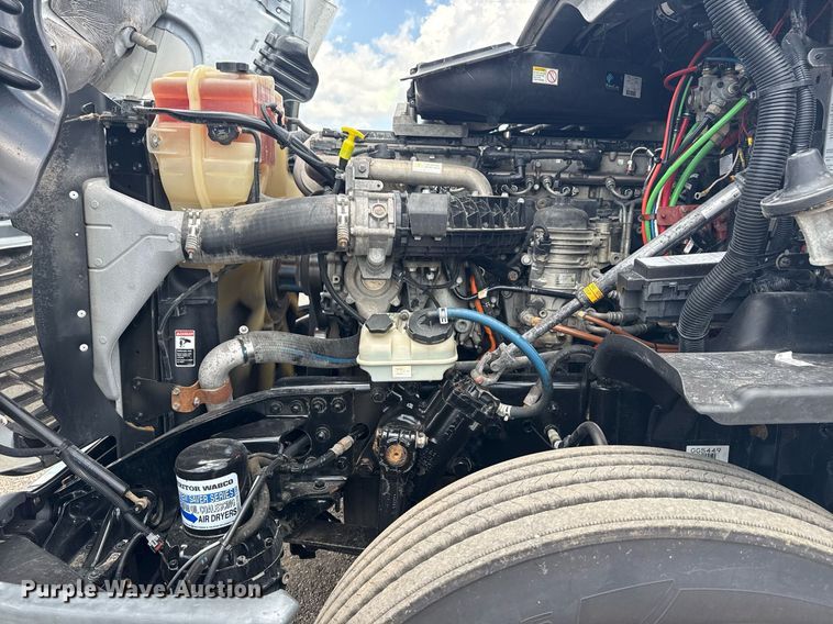 image for item EG5998 2015 Freightliner Cascadia semi truck