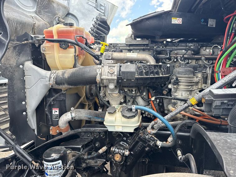 image for item EG5998 2015 Freightliner Cascadia semi truck