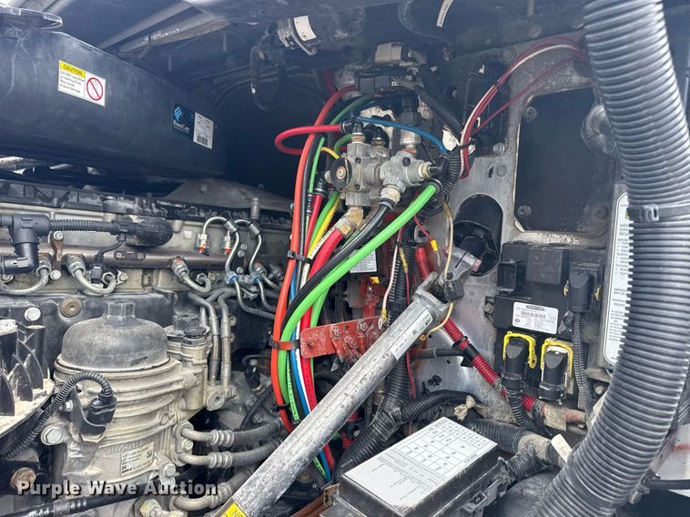 image for item EG5998 2015 Freightliner Cascadia semi truck