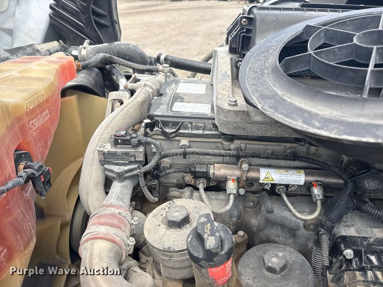 image for item EG5998 2015 Freightliner Cascadia semi truck