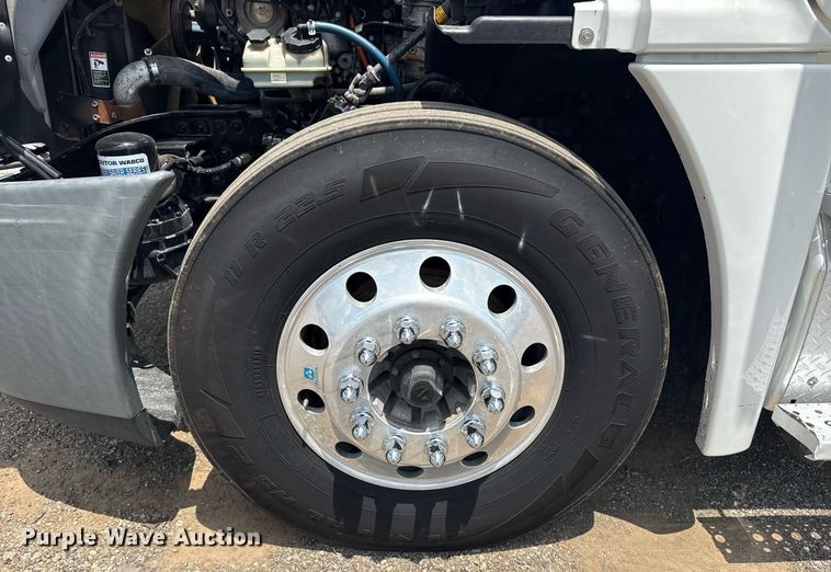 image for item EG5998 2015 Freightliner Cascadia semi truck