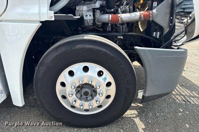 image for item EG5998 2015 Freightliner Cascadia semi truck