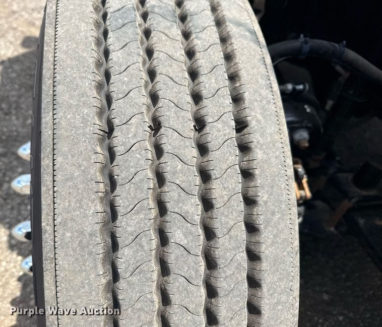 image for item EG5998 2015 Freightliner Cascadia semi truck