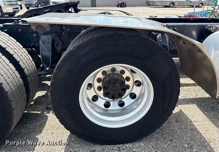 image for item EG5998 2015 Freightliner Cascadia semi truck