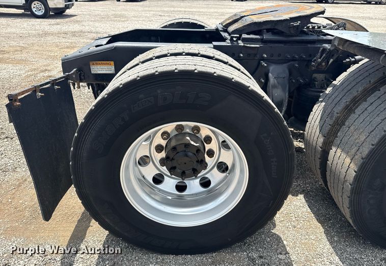 image for item EG5998 2015 Freightliner Cascadia semi truck