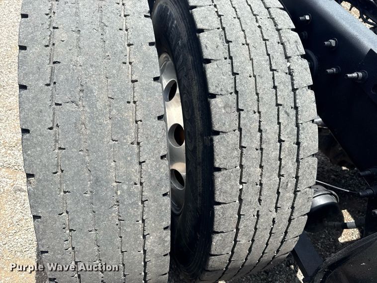 image for item EG5998 2015 Freightliner Cascadia semi truck