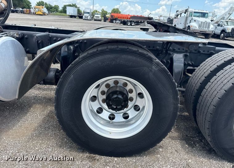 image for item EG5998 2015 Freightliner Cascadia semi truck