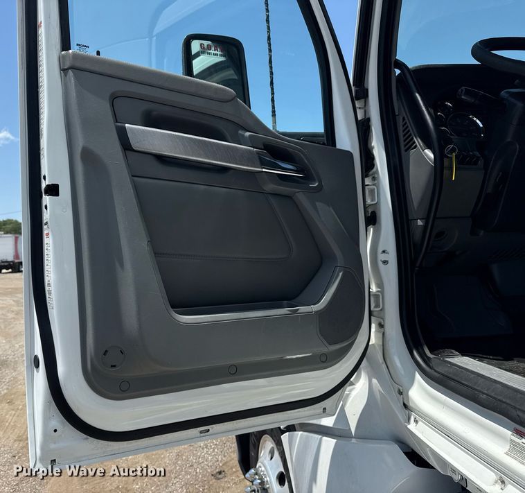 image for item EG6058 2018 Kenworth T680 semi truck