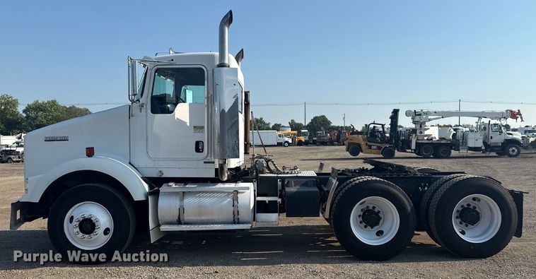 image for item EG6090 2003 Kenworth T800 semi truck