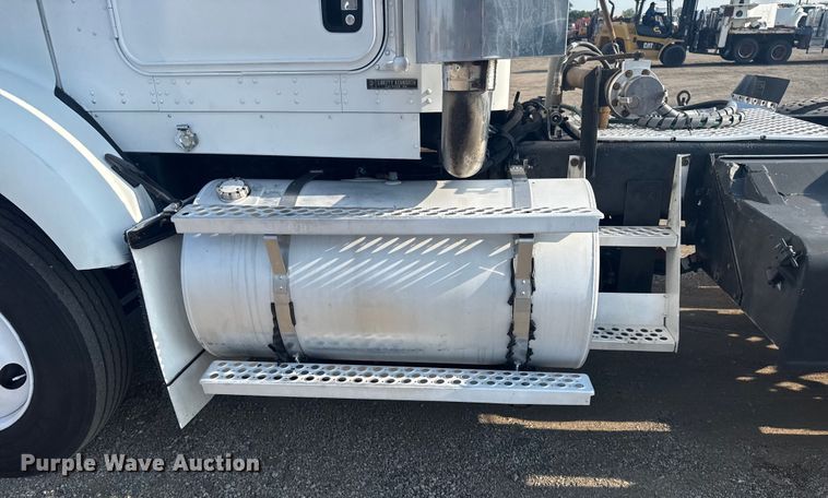 image for item EG6090 2003 Kenworth T800 semi truck