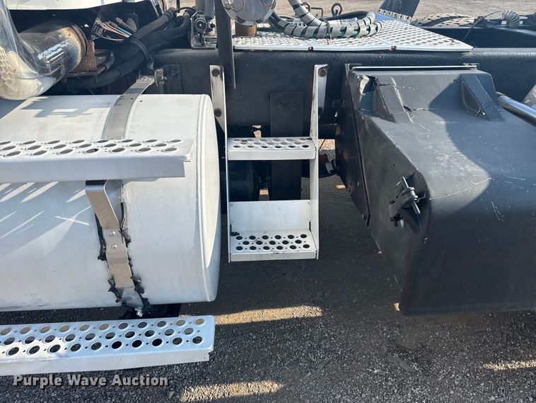 image for item EG6090 2003 Kenworth T800 semi truck