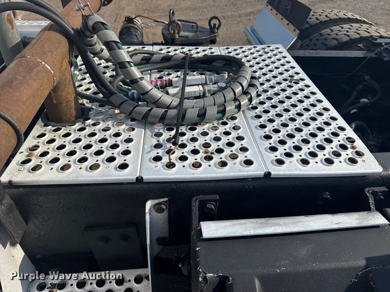 image for item EG6090 2003 Kenworth T800 semi truck