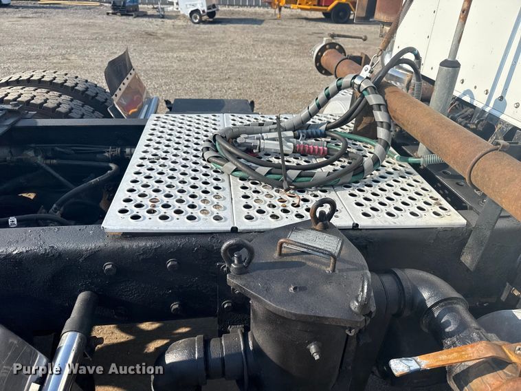 image for item EG6090 2003 Kenworth T800 semi truck