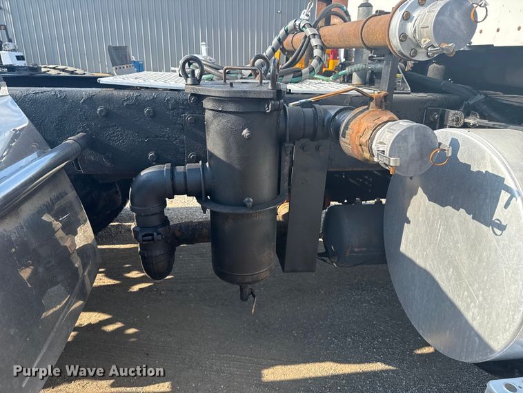 image for item EG6090 2003 Kenworth T800 semi truck